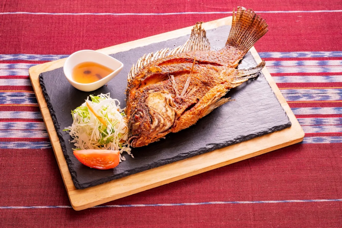 魚を丸ごと揚げたフィリピンの定番料理