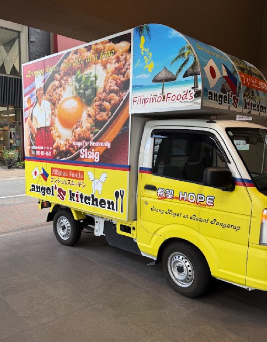 キッチンカーで提供されるフィリピン料理