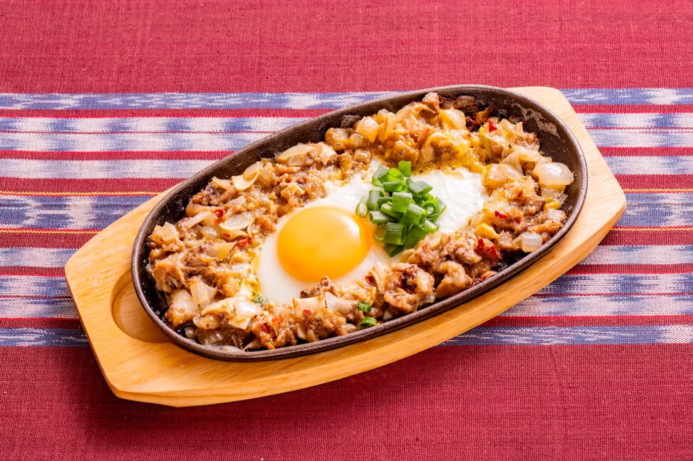 鉄板に盛られたシシグ